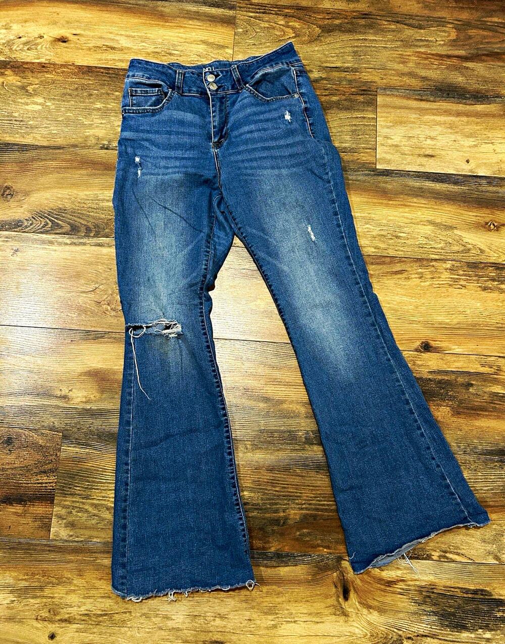 No Boundaries women’s Blue Flared Stretch Denim Jeans Distressed Ripped Pockets